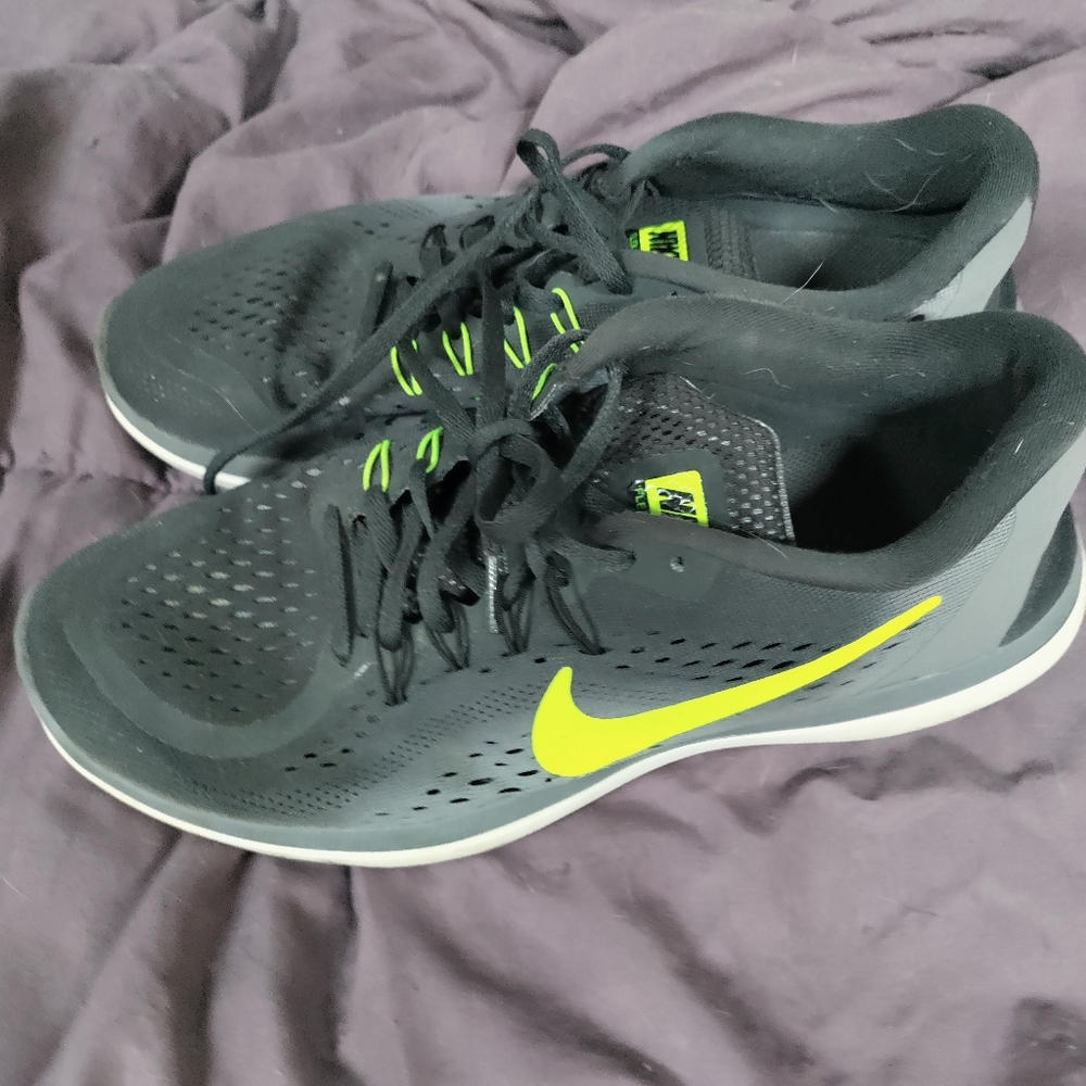 Gently used Mens Nike shoes